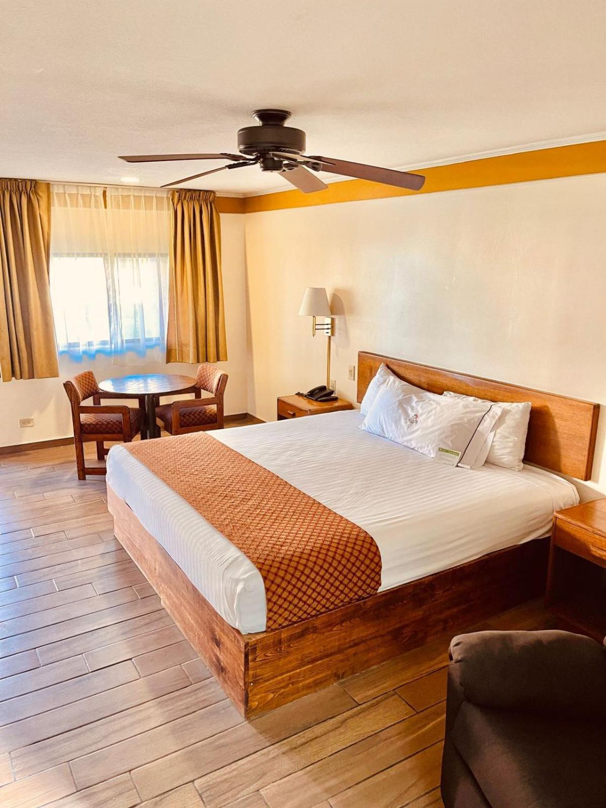 Hotel Santa Fe Camargo Esterno foto